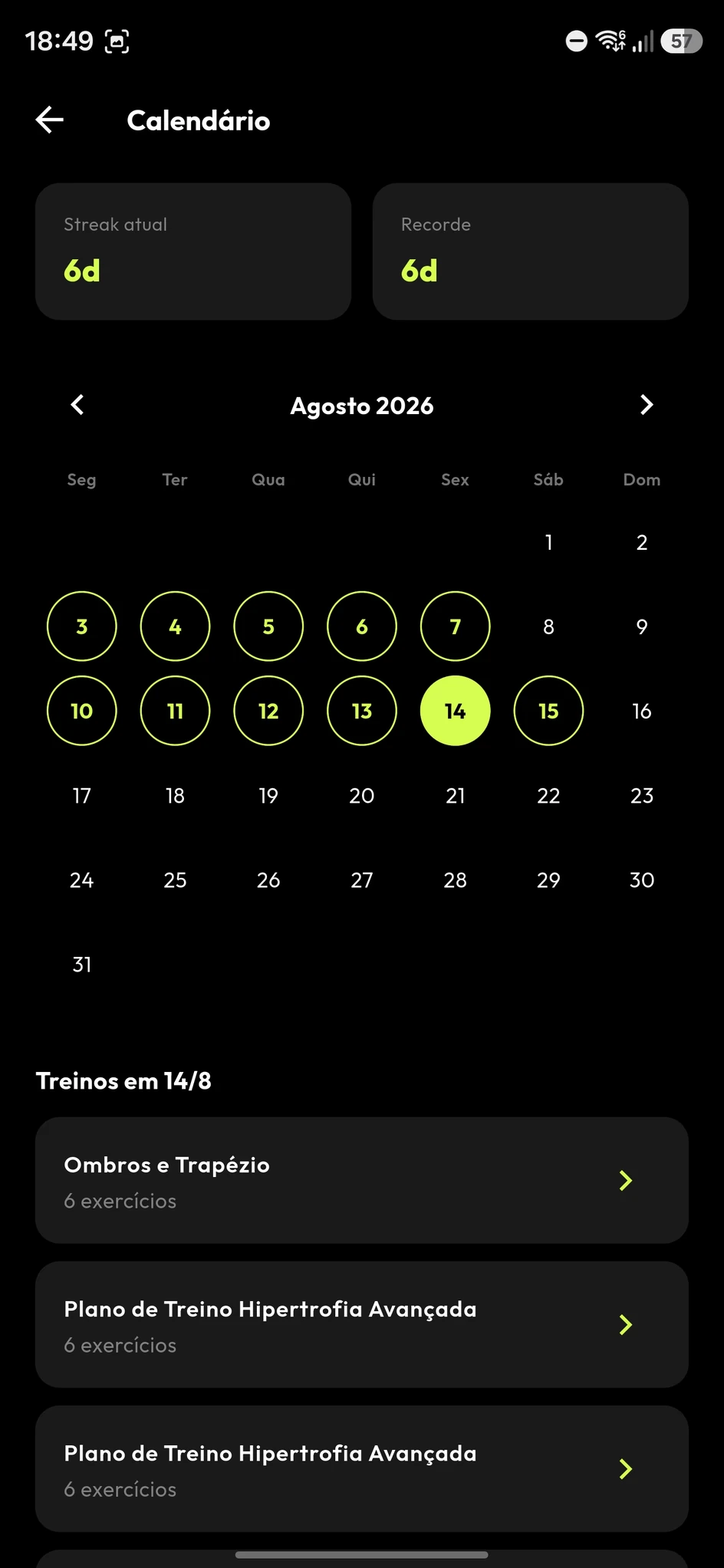 Calendário de treinos com streak e histórico detalhado